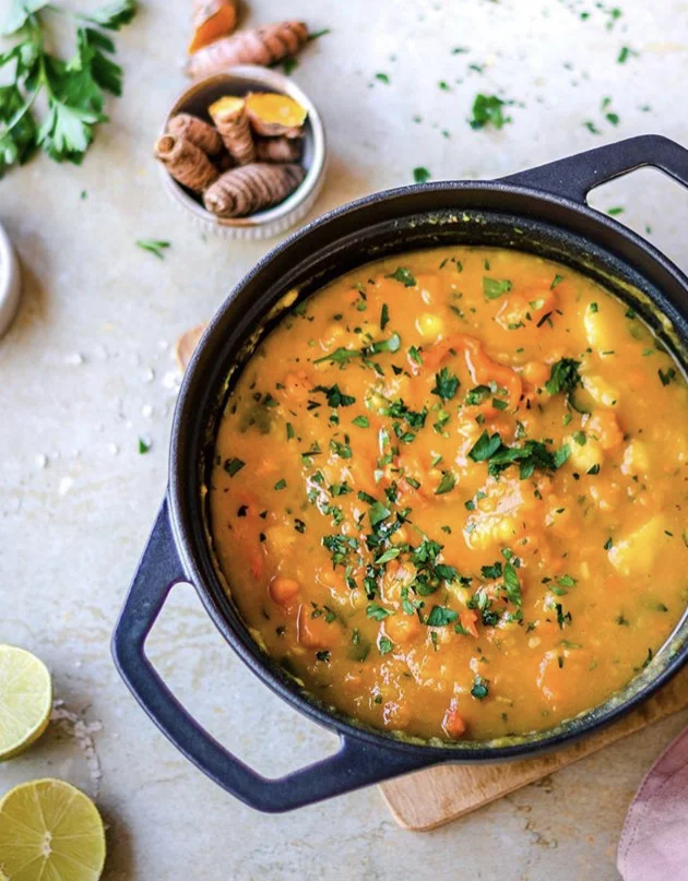 ....Passend voor de herfst: zoete aardappel-kurkuma soep..Fitting for autumn: sweet potato-turmeric soup....