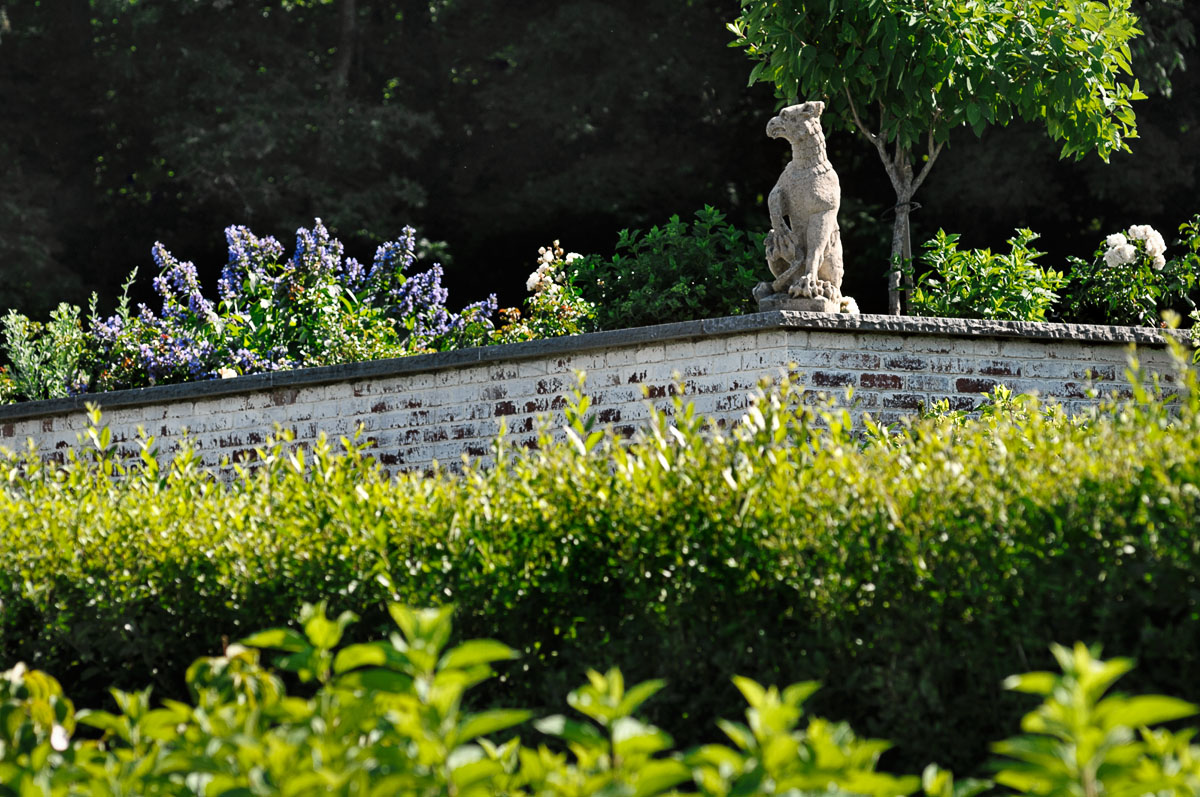 bird statue wall.jpg