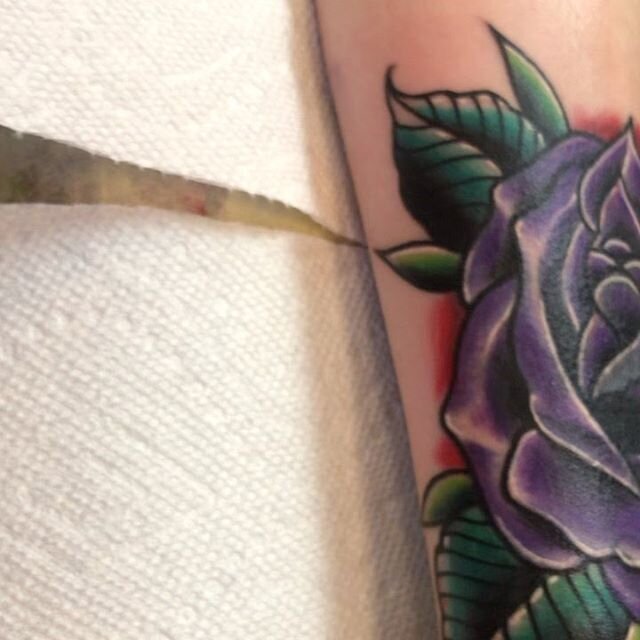 🌹Rose fix-up for @savannah_moats SWIPE TO SEE BEFORE 👉🏻 Done @jollyrogertattoos