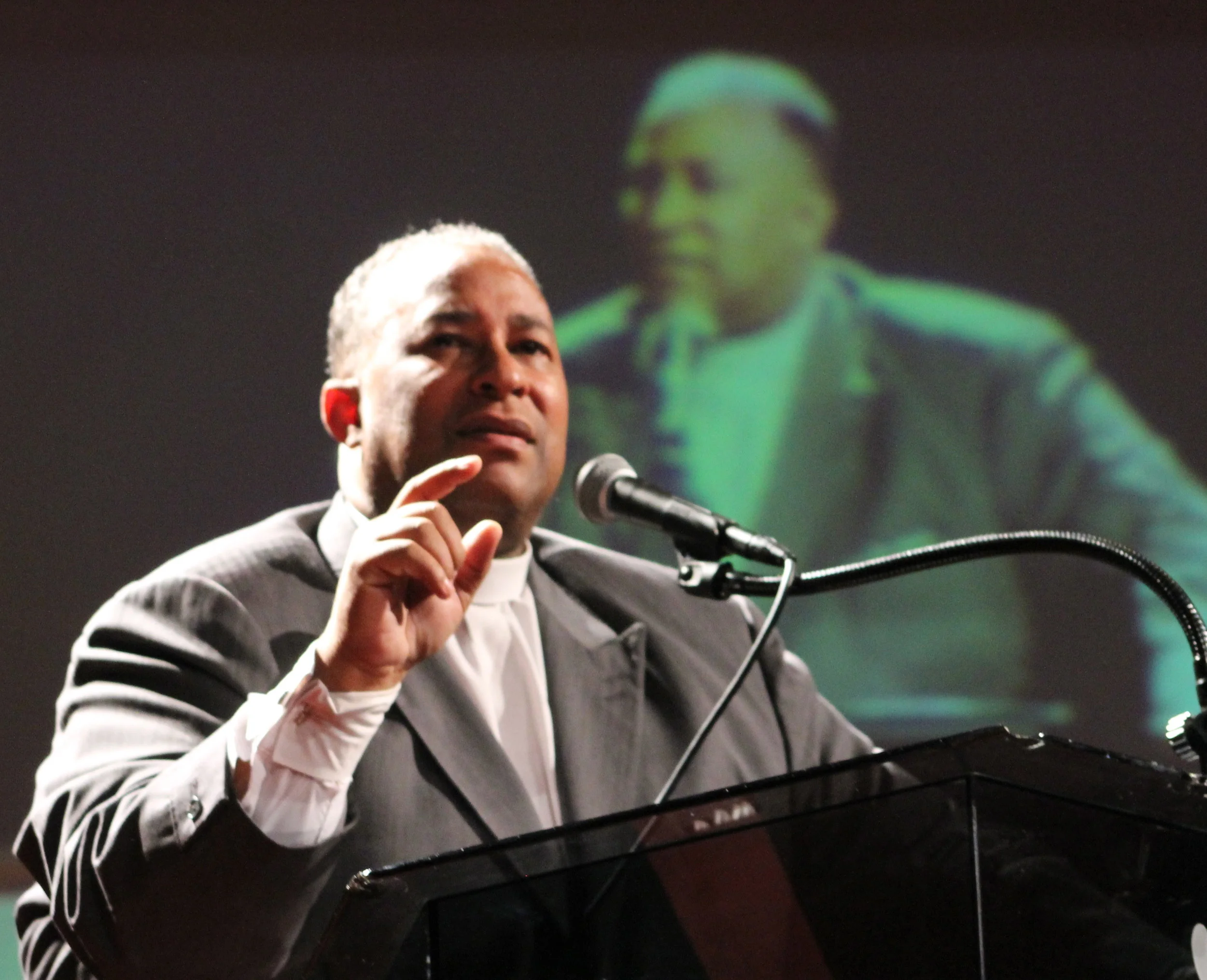 Pastor and screen (1).JPG