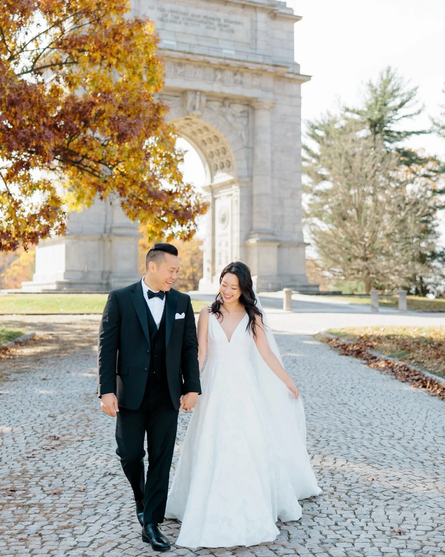 Delivered my final 2025 gallery last night! This was such a great wedding to end the year on - with the kindest couple, the most beautiful fall colors and the wind bringing main character energy 🍁

Photographer @alessandraleephoto
Venue @thearches60