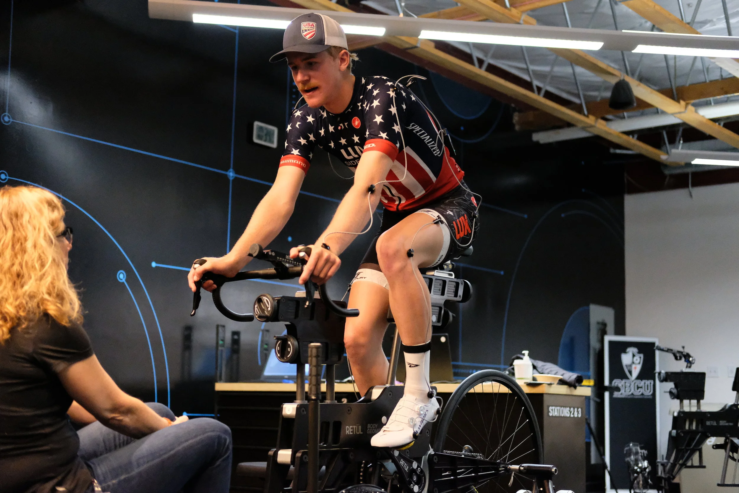  Quinn Simmons and Retül Fit Specialist Julie Bates discuss proper alignment on the Retül Müve SL fit bike. 