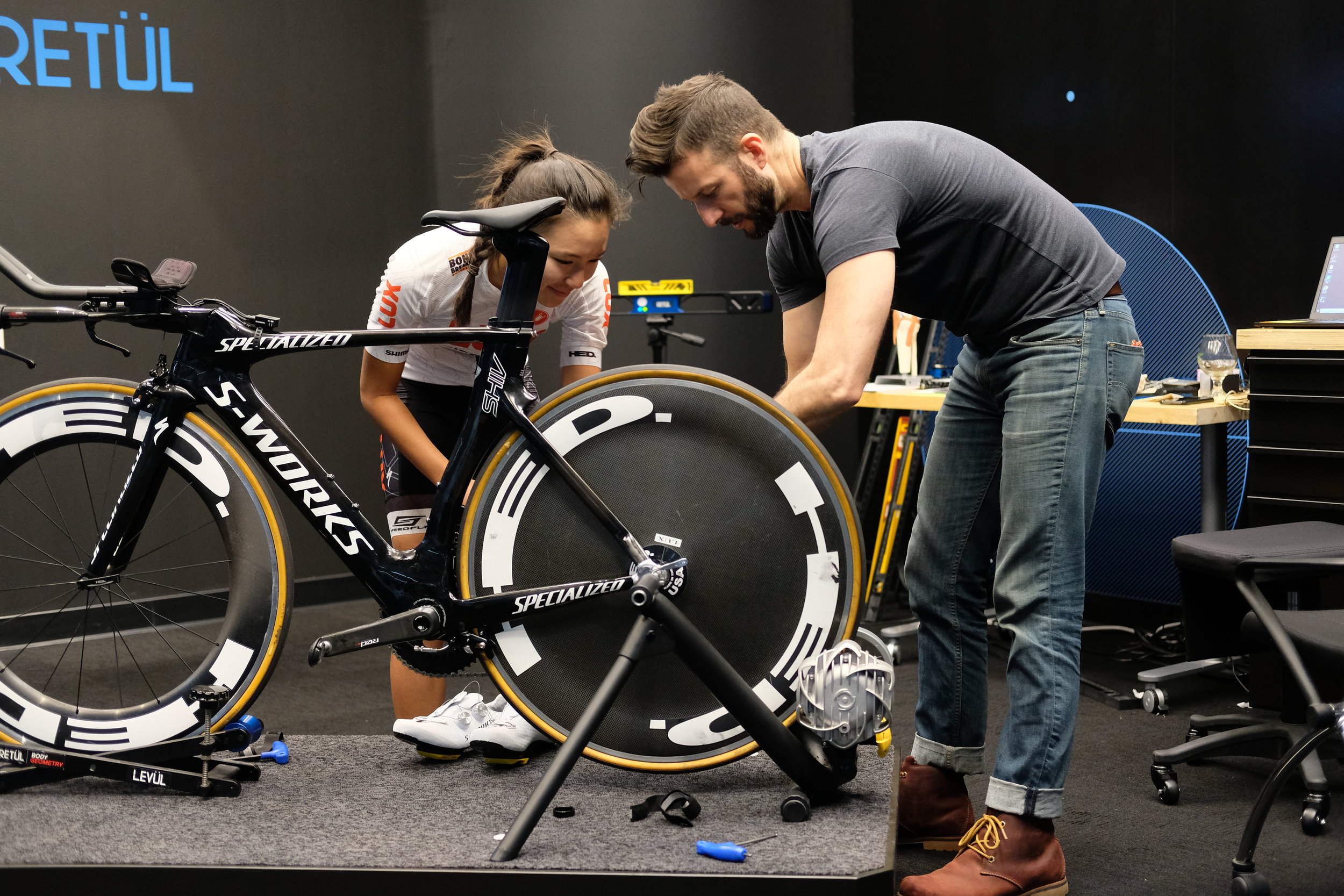  Retül Fit Specialist Aaron Post and Zoe Ta-Perez getting the bike properly set up. 