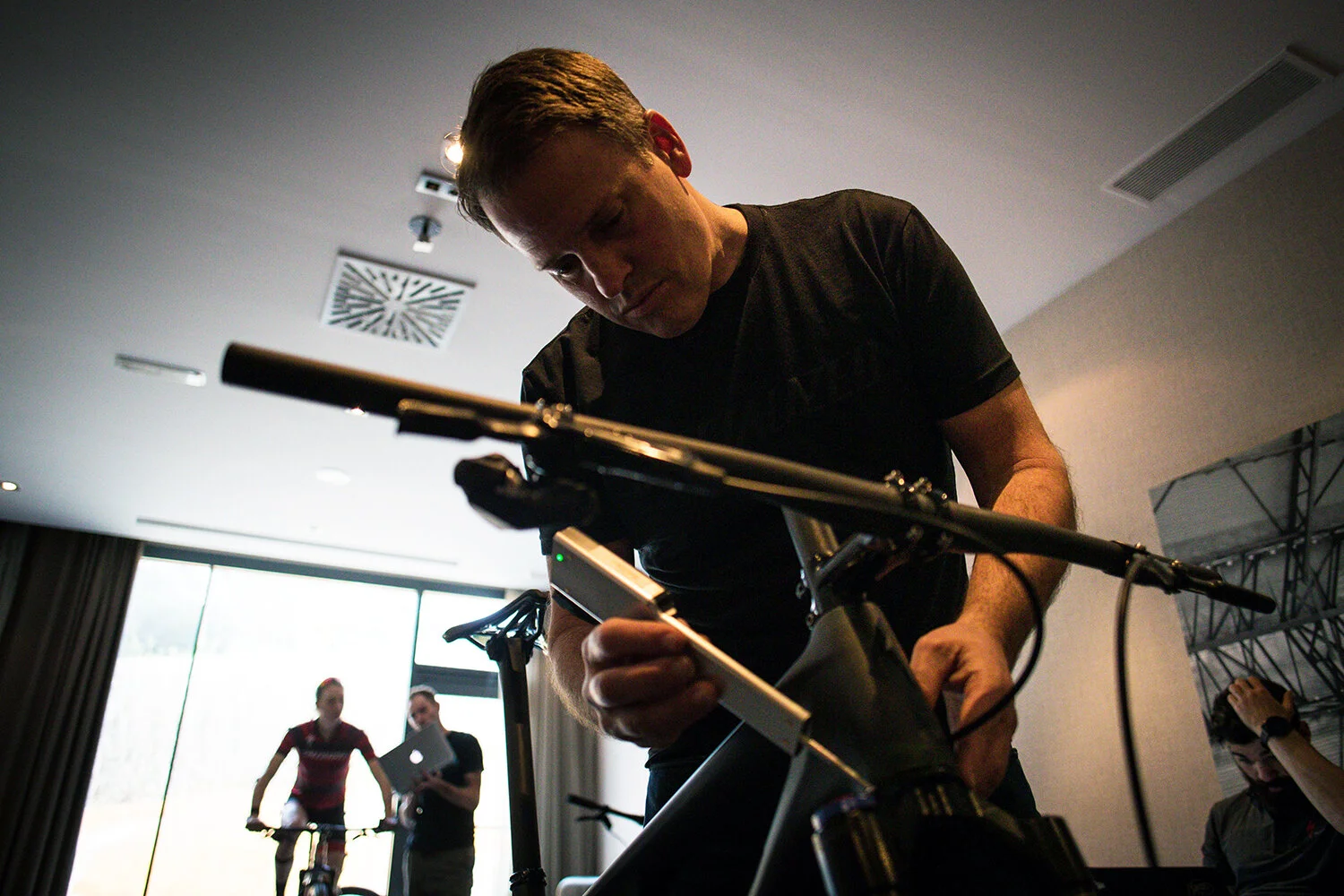 Todd Carver using the Retül Zin tool to capture a rider’s final bike position.