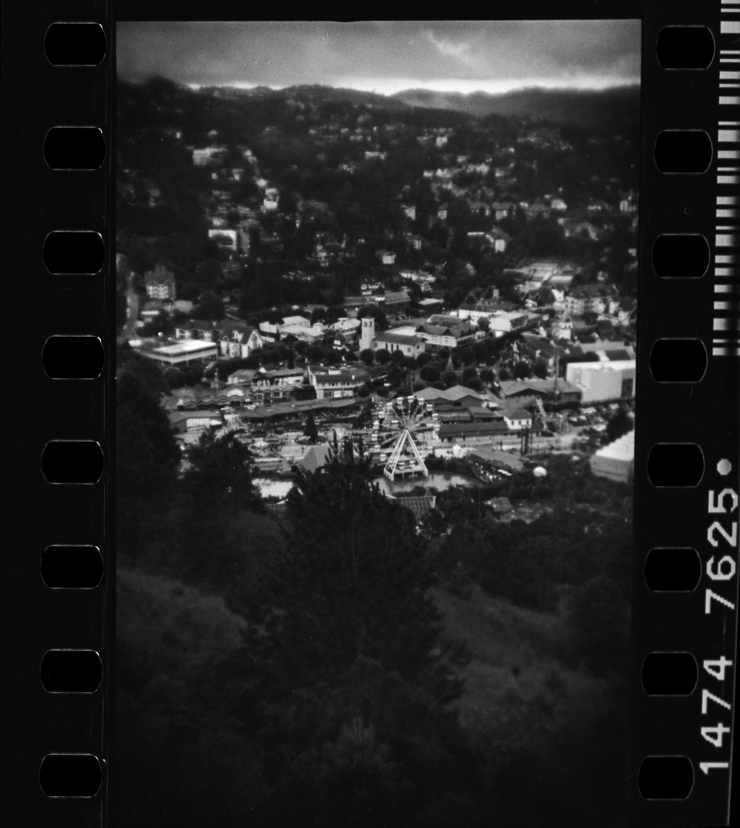 Campos_Holga_135FC_Kodak_Double-X_5222_17-1.jpg