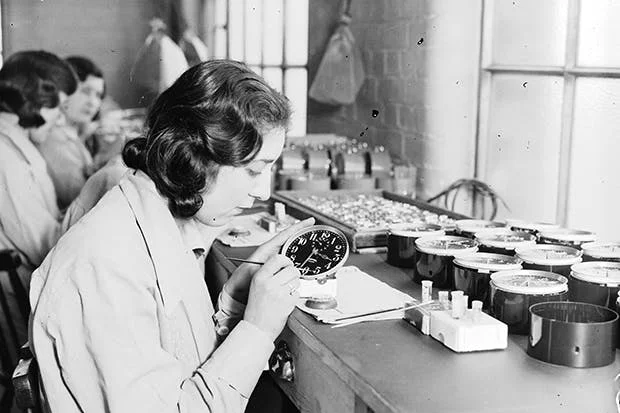 women painting luminous dials in 1932