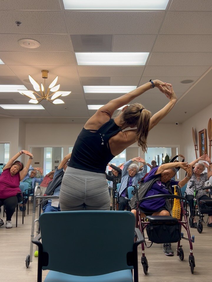 This weekend 11/9

Yoga at an assisted living facility 
(they all gave me permission to record them)

Yoga at UH with the Hillel community 

@empowered.expression and Philip&rsquo;s Soul Train engagement party 🕺💃

@the_goldengram supervising the co