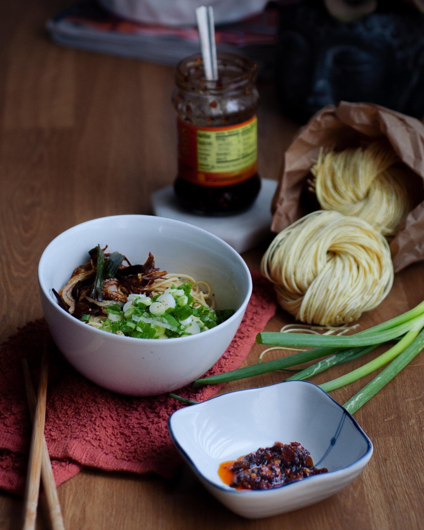 My way of starting the morning right. Spring onion oil noodles. 

#yuhangskitchenisback!