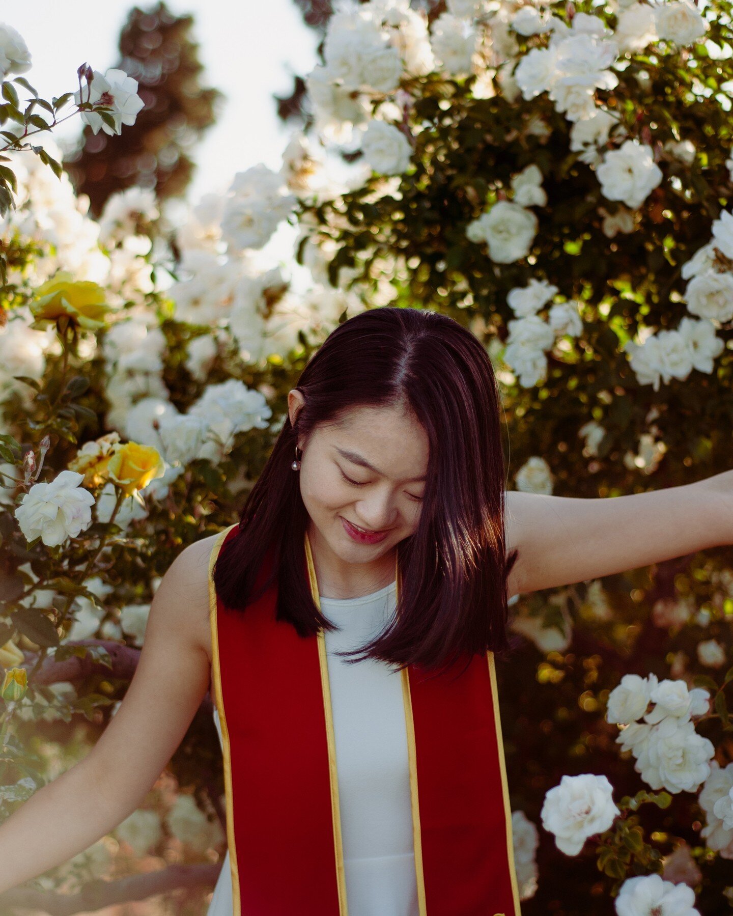 One of the biggest challenges of taking 🎓photos during the commencement week is avoiding people in the background. We had to move fast, sweet talk people into giving us 1-minute windows to shoot, go to the Rose Garden (but it was still crowded), and