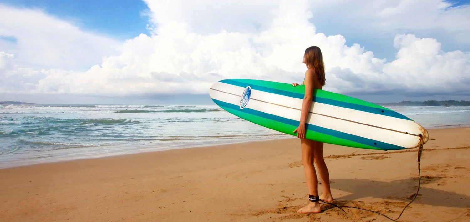 Frau-Surfen-Meer-Strand.jpg
