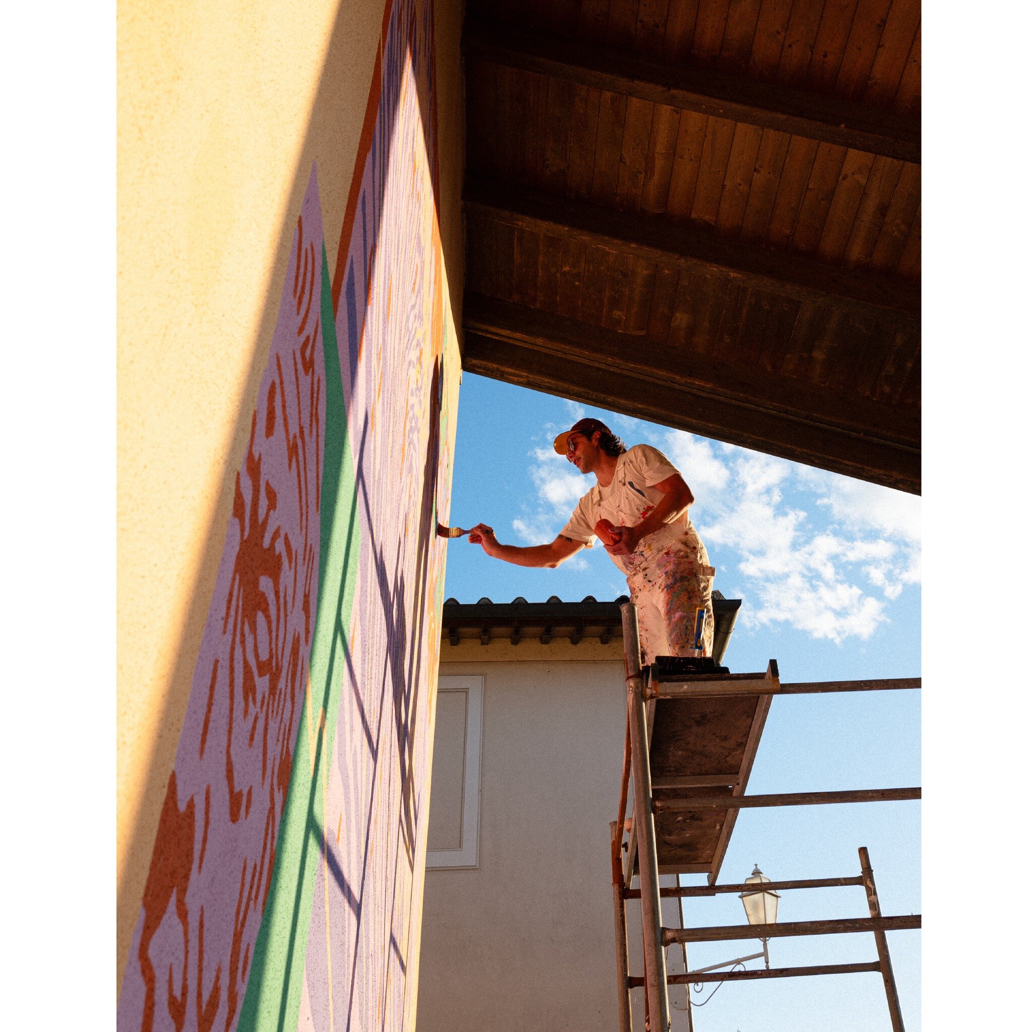 @jonnypucci i and @mayaaharrison  during the making of &lsquo;Un&rsquo;Onda Toscana&rsquo; _ Mural Art by @jonnypucci 

. #materiaprimartresidency #artresidencyprogram #artresidencyitaly #italyartofficial #contemporaryart #artgallery #muralart #mural