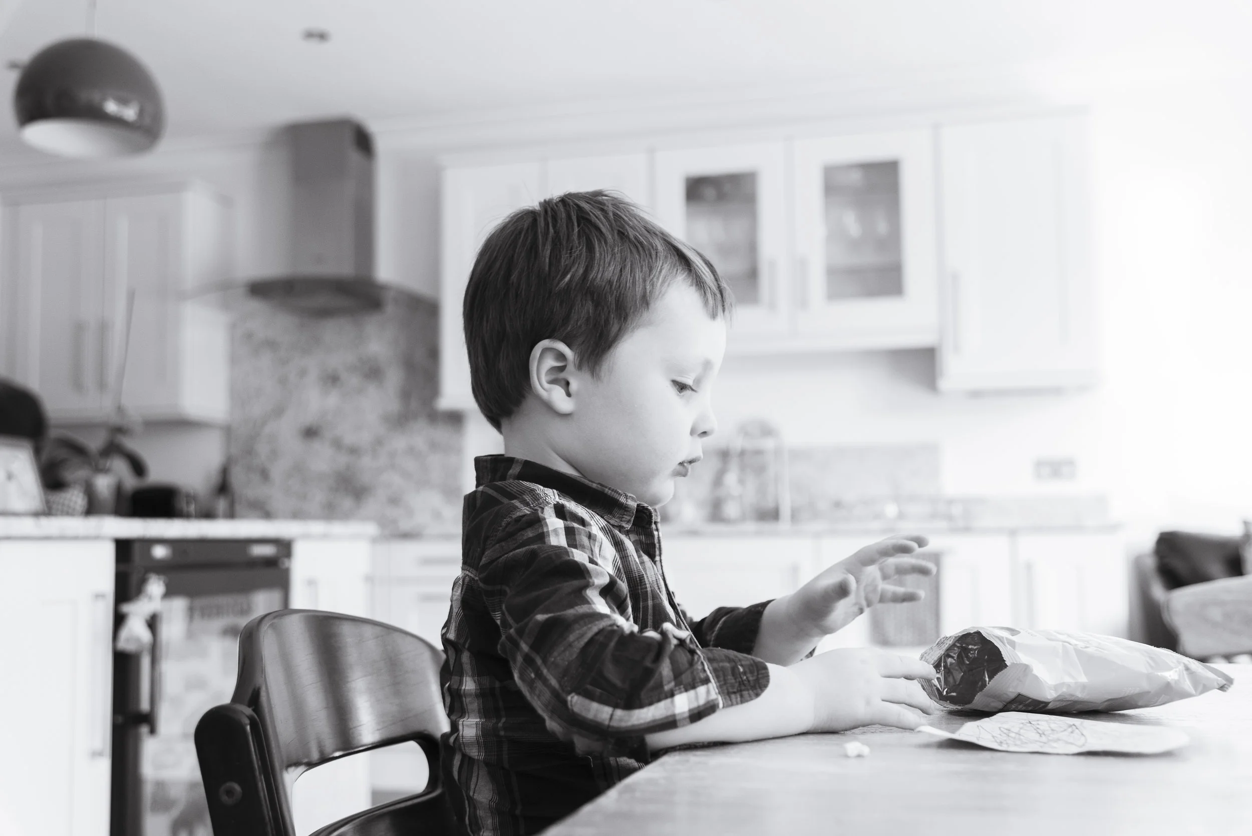 sally-hornung-photography-boy-crisps-1.jpg