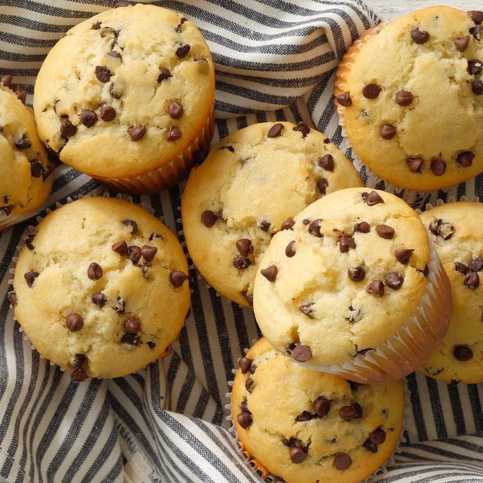 Chocolate-Chip-Muffins_EXPS_TOHAM21_11638_B12_04_1b-1.jpg