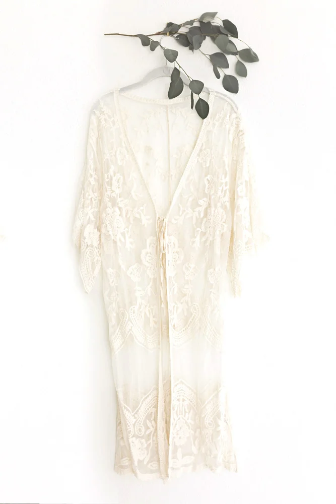 One size fits most. Can be worn as maternity with a bra underneath or non-maternity over a tunic or dress.