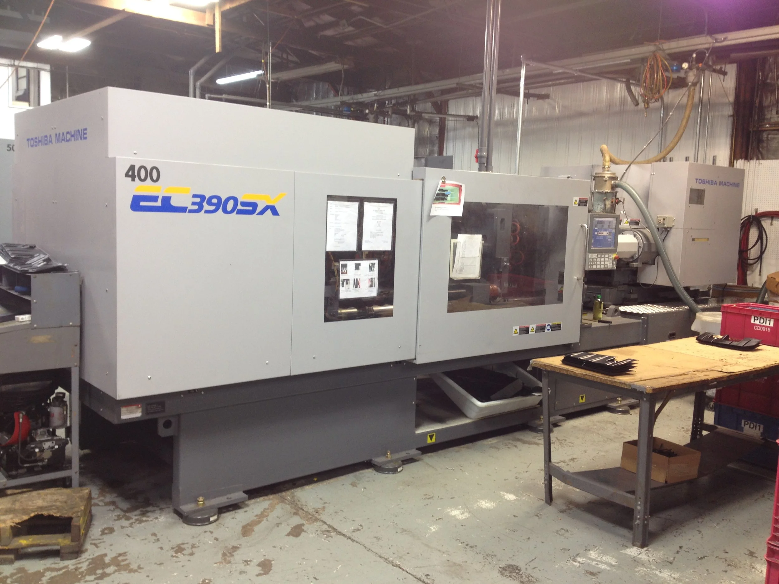 Toshiba EC390SX 400T Equipped with a robot 385 Ton Max Part Length/Width 25” x 24” Max Part Weight: 37 oz Max Mold Width: 31.9″ Min Stack Height: 11.8 Max Daylight: 55.9″ Ejector Stroke: 5.9″