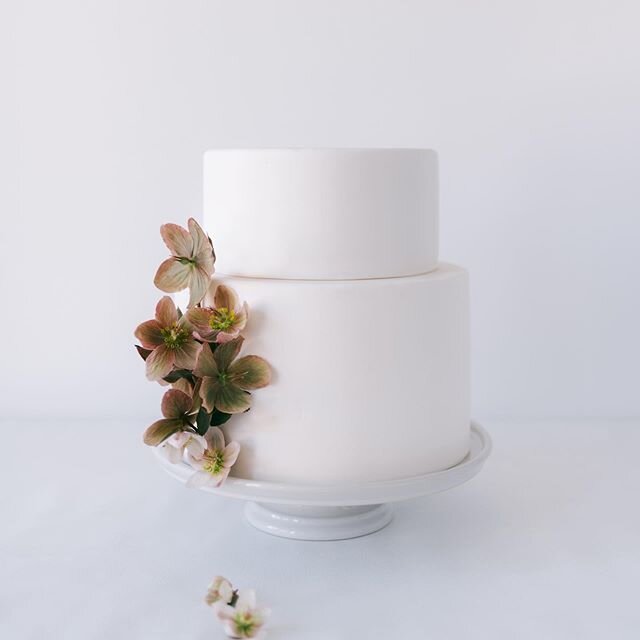 A few of my very favourite things are pretty gift wrapping, tropical birds, my grandma&rsquo;s home-made jam, and fresh herbs in salad dressing. Minimal wedding cakes are definitely on my &lsquo;favourites&rsquo; list too- they&rsquo;ve become a bit 