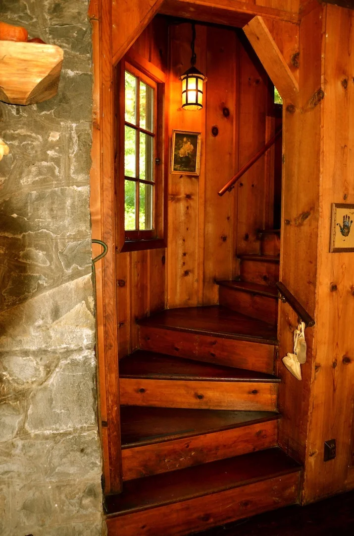15 Staircase to Bedrooms.JPG