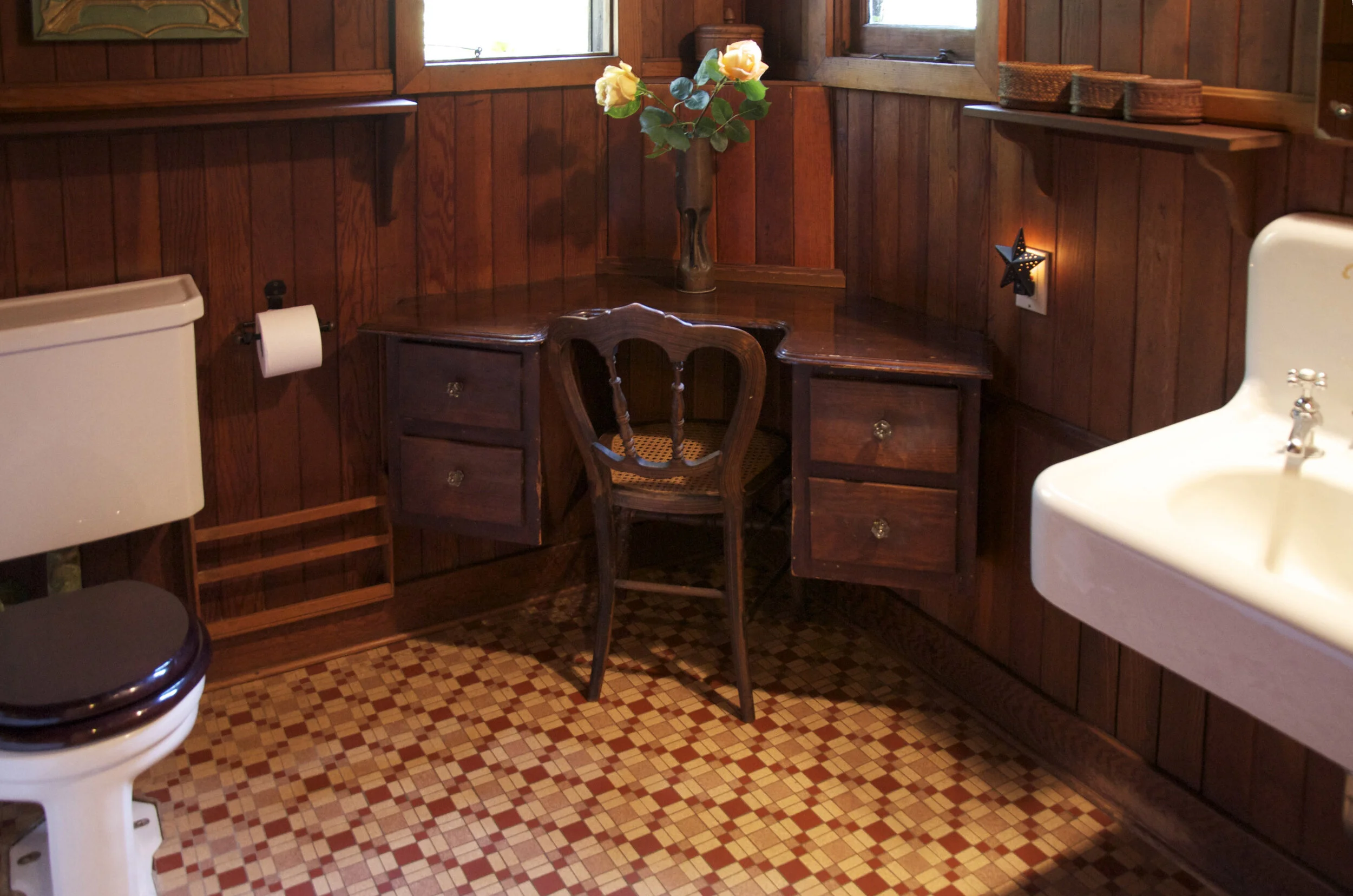 20 Main Bath.jpg