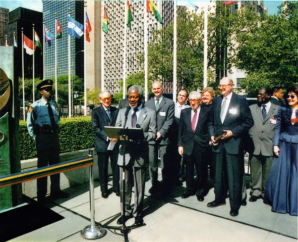 Dedication ceremony hosted by UN Secretary-General Kofi Annan, May 2001