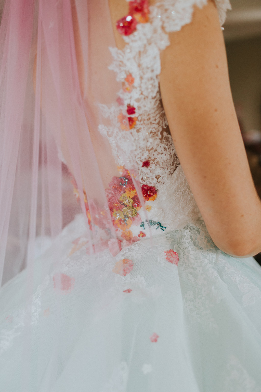 Ombre wedding veil, backless dress