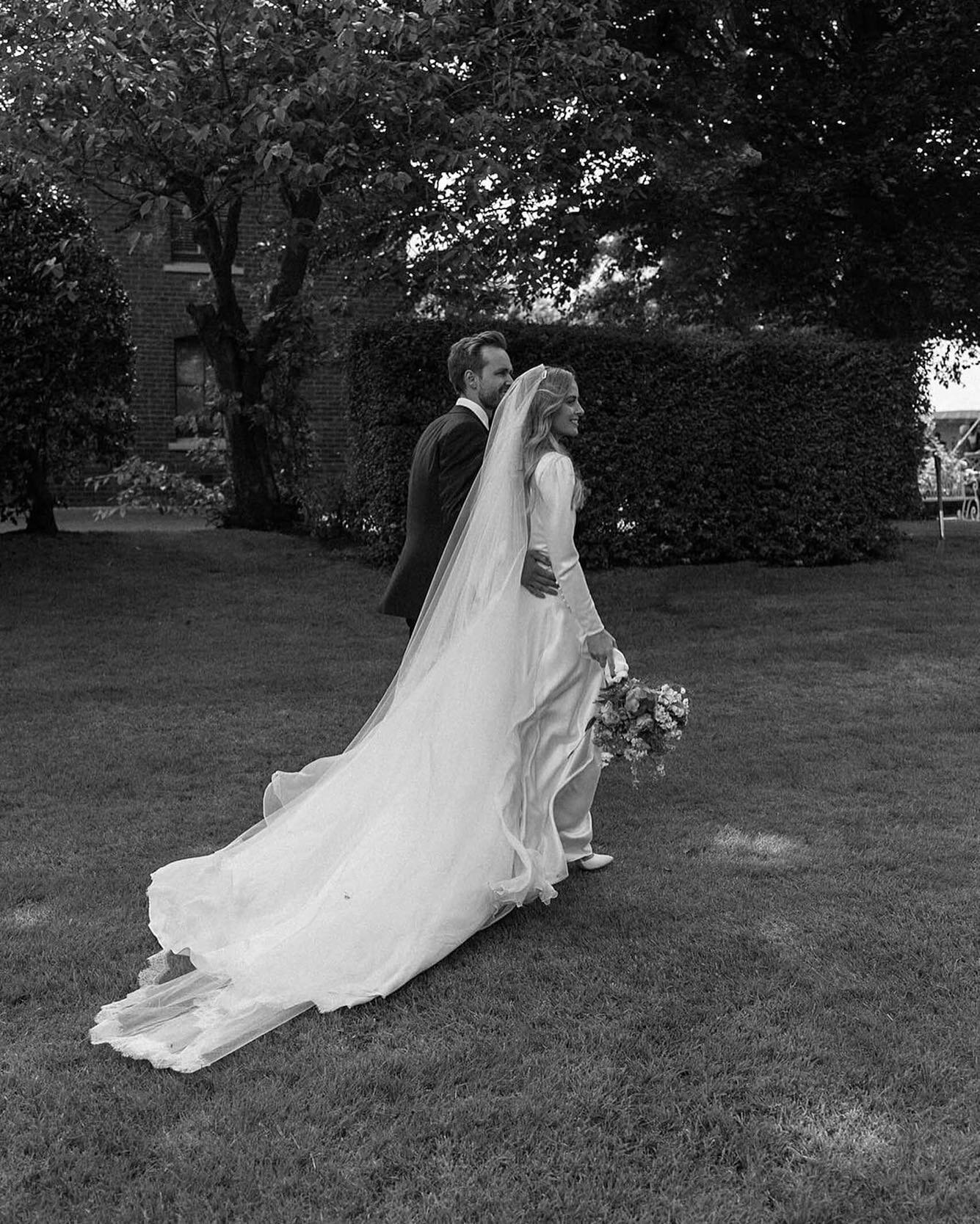 English Summer Garden Weddings are officially back!!

Emma wears a flowing silk, vintage inspired dress and lace edged veil.

Photo by @emmylou.kelly 

 #bridalstyle #bridalcouture #luxurybridal #londoncouture #luxuryweddingdress #onparledemode #vint