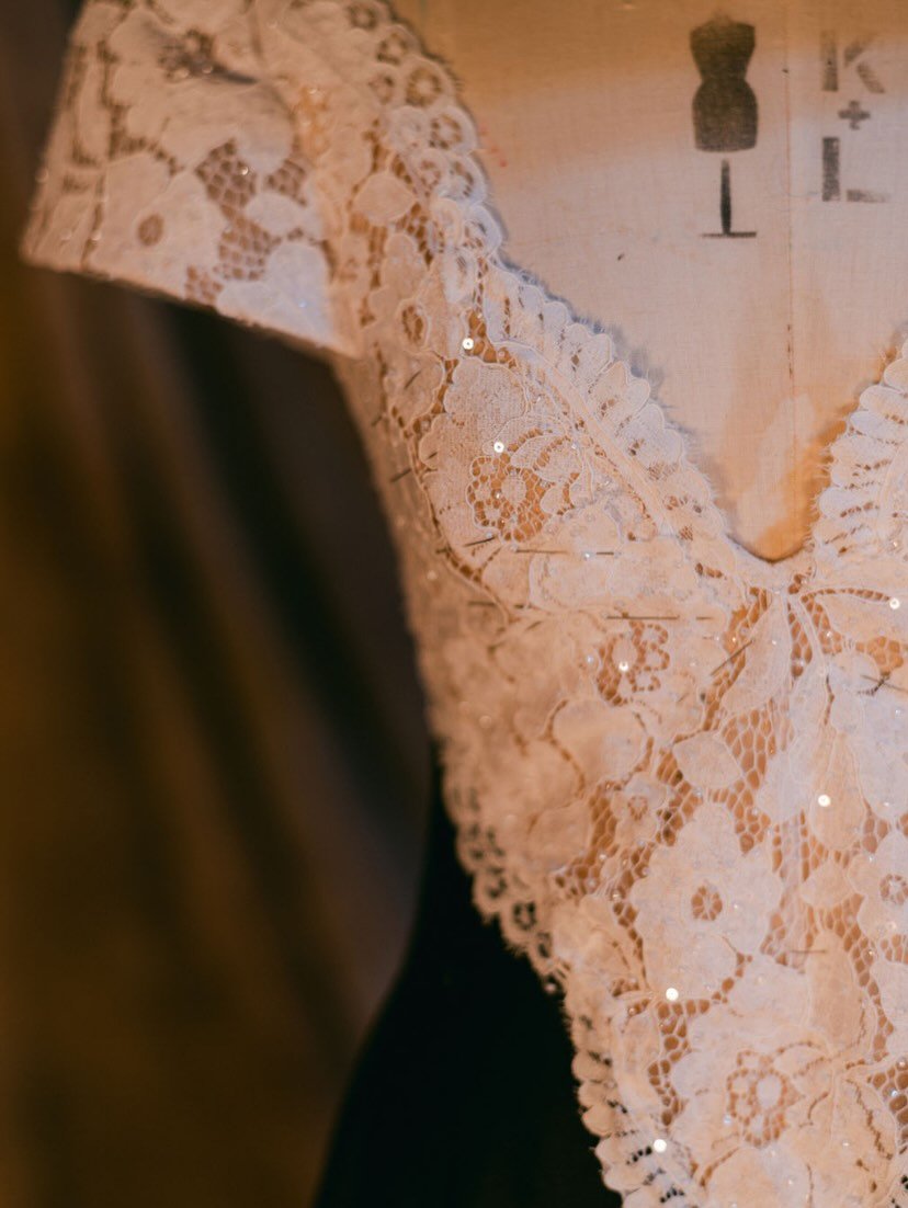 Every wedding begins long before the aisle.
It begins with an engagement, a moment suspended in time, when everything is a possibility.

Engagement outfits become part of the story of a marriage. The dress you wear when the question is asked, the one