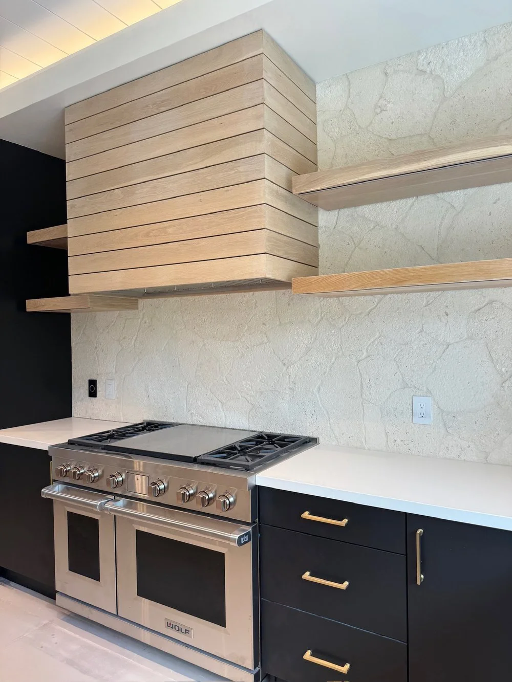 Coral Tile Wall Detail 
 
Transform your kitchen with the natural beauty of a coral stone wall installation. This stunning feature not only adds a touch of elegance and sophistication but also creates a warm and inviting atmosphere.