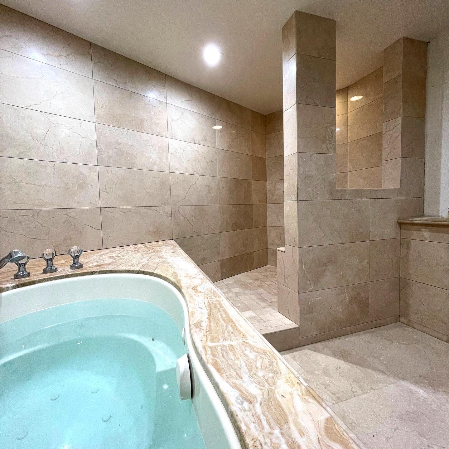 Crema Marfil marble for this en-suite bathroom 👌🏻 #tile #tiling #tiledesign #tilerspride #contractorsofinsta #design #construction #contractor #flooring #remodel #tiletool #powertools #protools #designer #bluecollar #bathroomdesign #tilingwork #til
