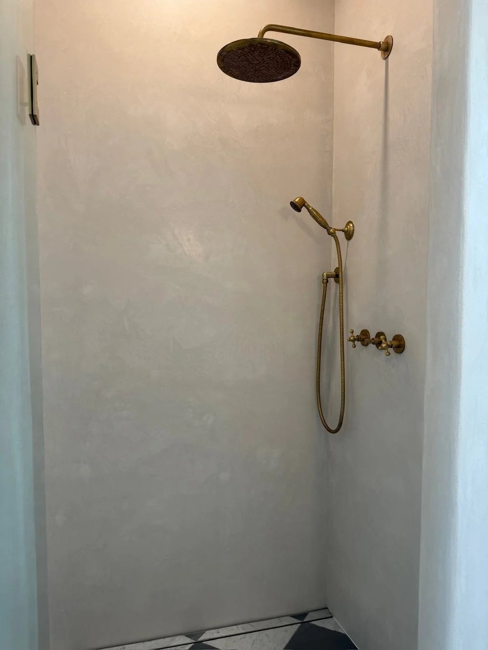 Tadelakt Lime Plaster Shower 
 
Tadelakt lime plaster is an excellent choice for shower applications in Oahu, combining functionality with a unique, spa-like atmosphere for any bathroom.