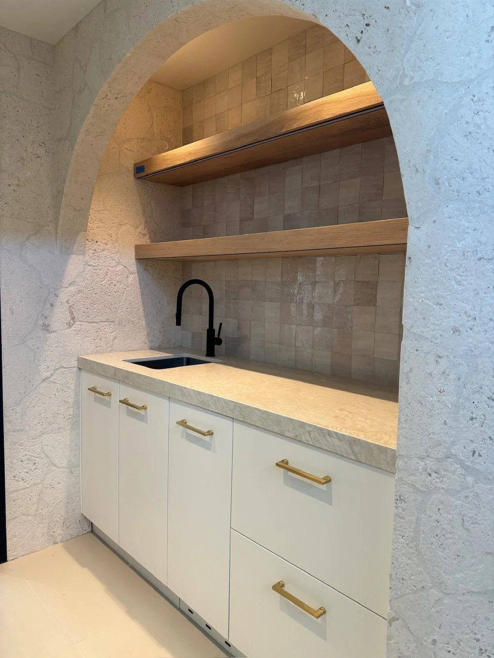 Coral Stone Arch Installation  
 
The custom coral stone arch at this Honolulu kitchen remodel serves as a stunning focal point.