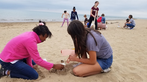 Redwood Day students preparing their structure in the sand.