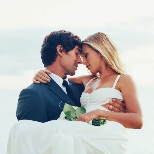 IMAGE OF BRIDE AND GROOM ON THEIR WEDDING DAY FOR THE ARTICLE HOW MUCH DOES A WEDDING COST