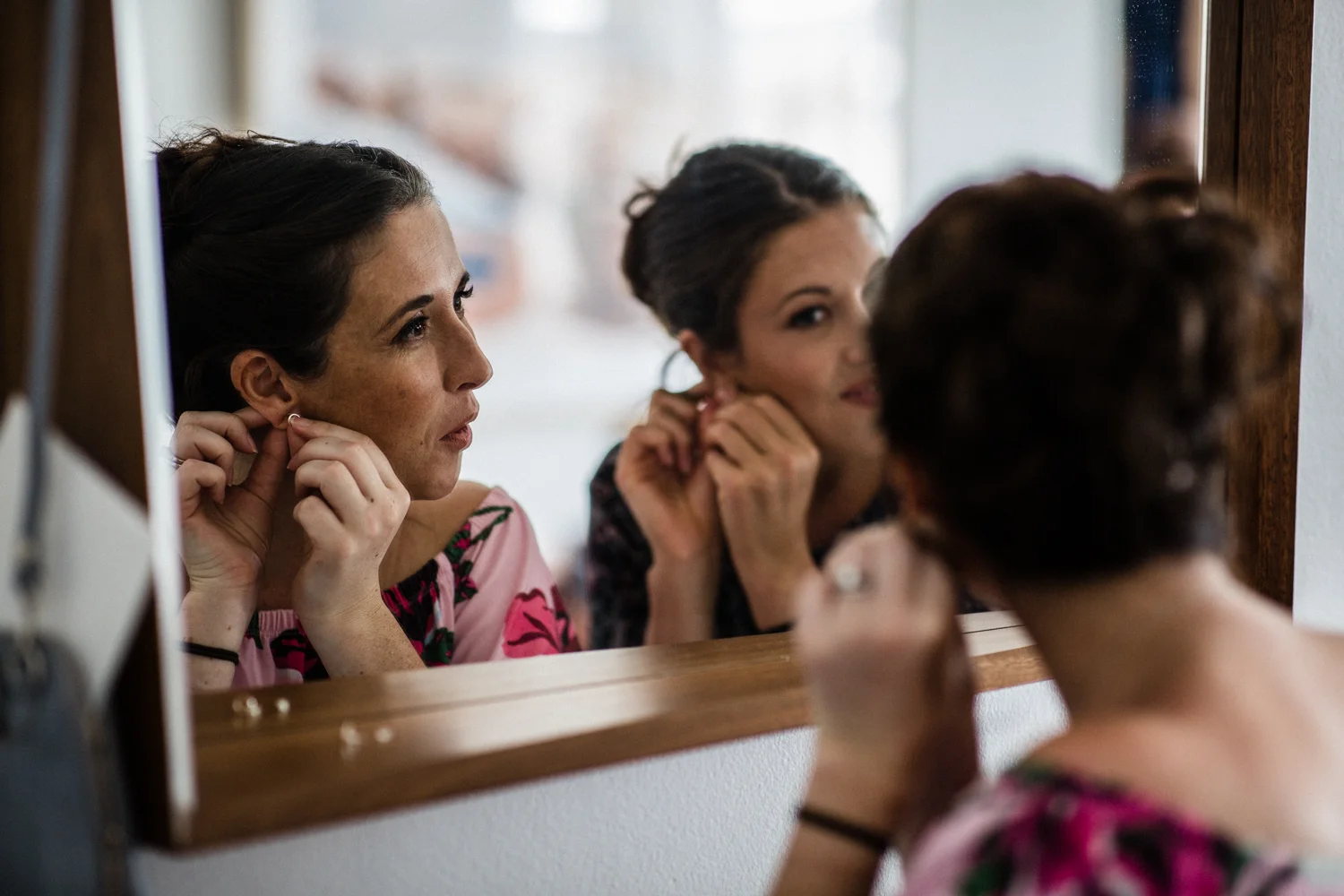 BRIDESMAIDS GETTING READY FOR A BONDI BEACH WEDDING