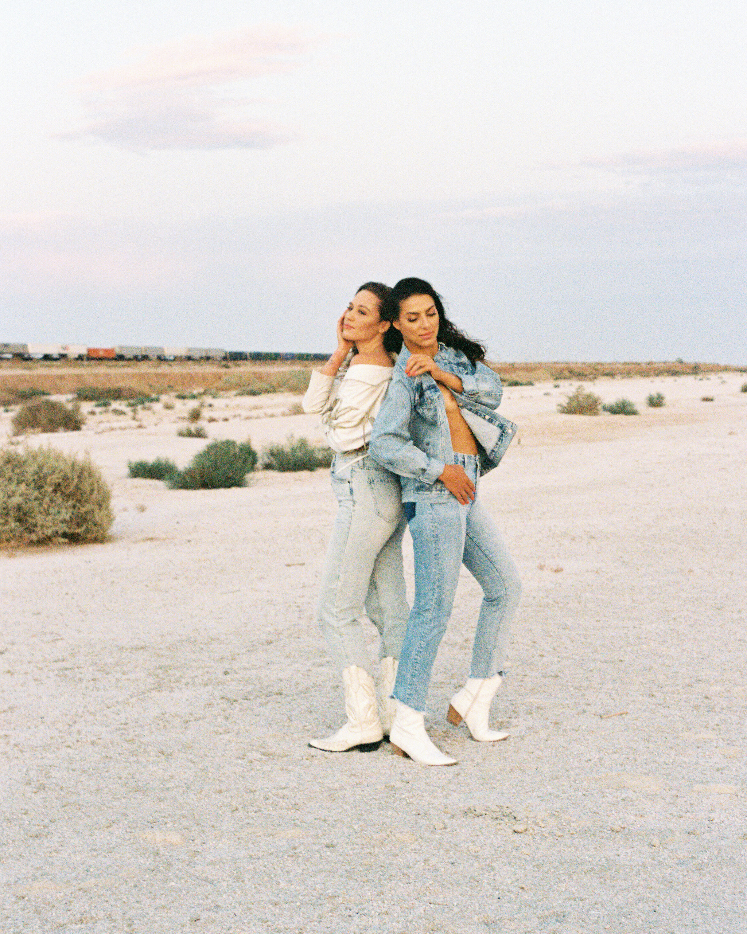 ©ShilohCinquemani_Corina_Sasha_SaltonSea_2021_5.jpg