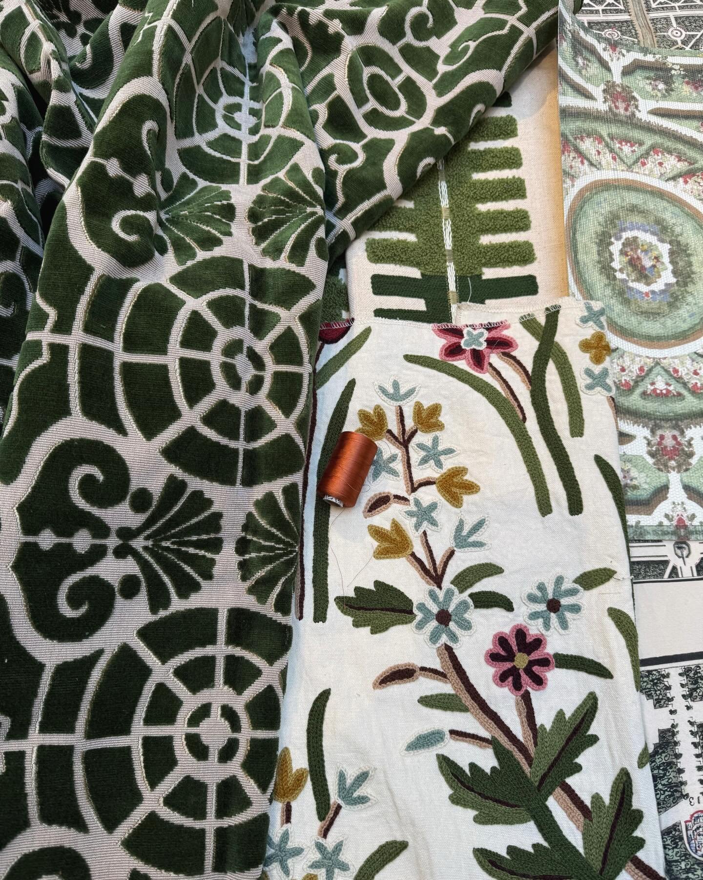 Adaptation of fabric from archival Pierre Frey wallpaper. Fascinating process! A true creative mix of craftmanship and modernity.

@lamaisonpierrefrey
#janamaginetti