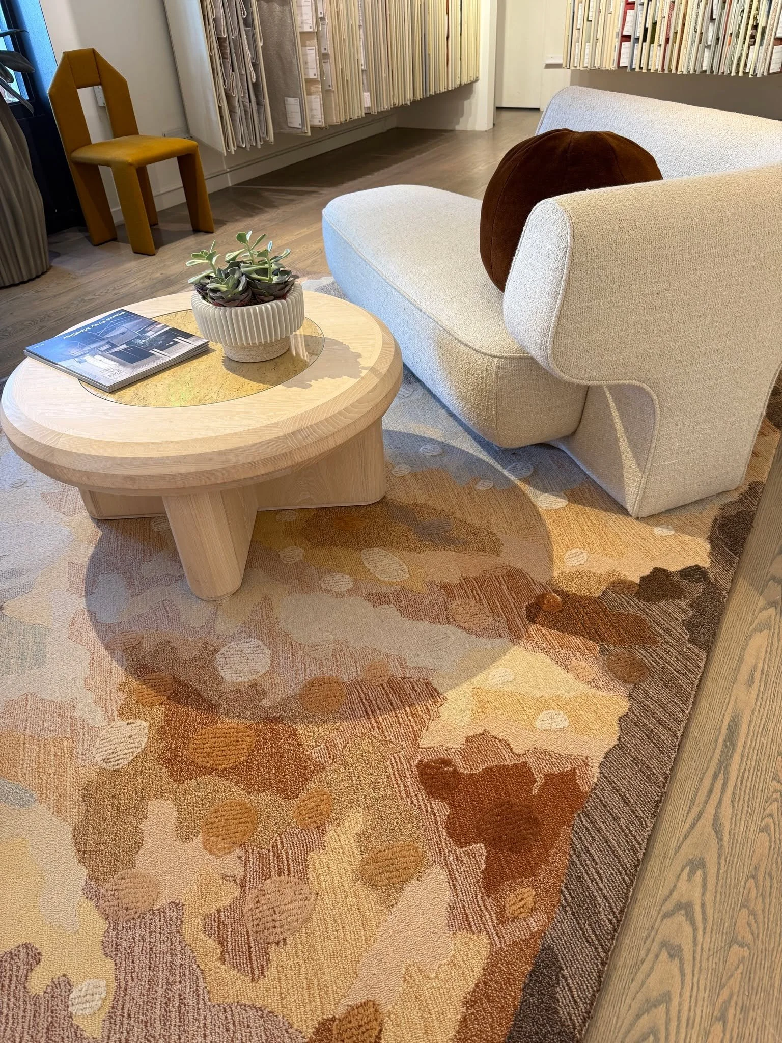 Ever since Paris, Pierre Frey is my new crush. I love the gorgeous furniture and the other worldly rug.

@lamaisonpierrefrey 
@kneedlerfauchere 
#janamagginetti