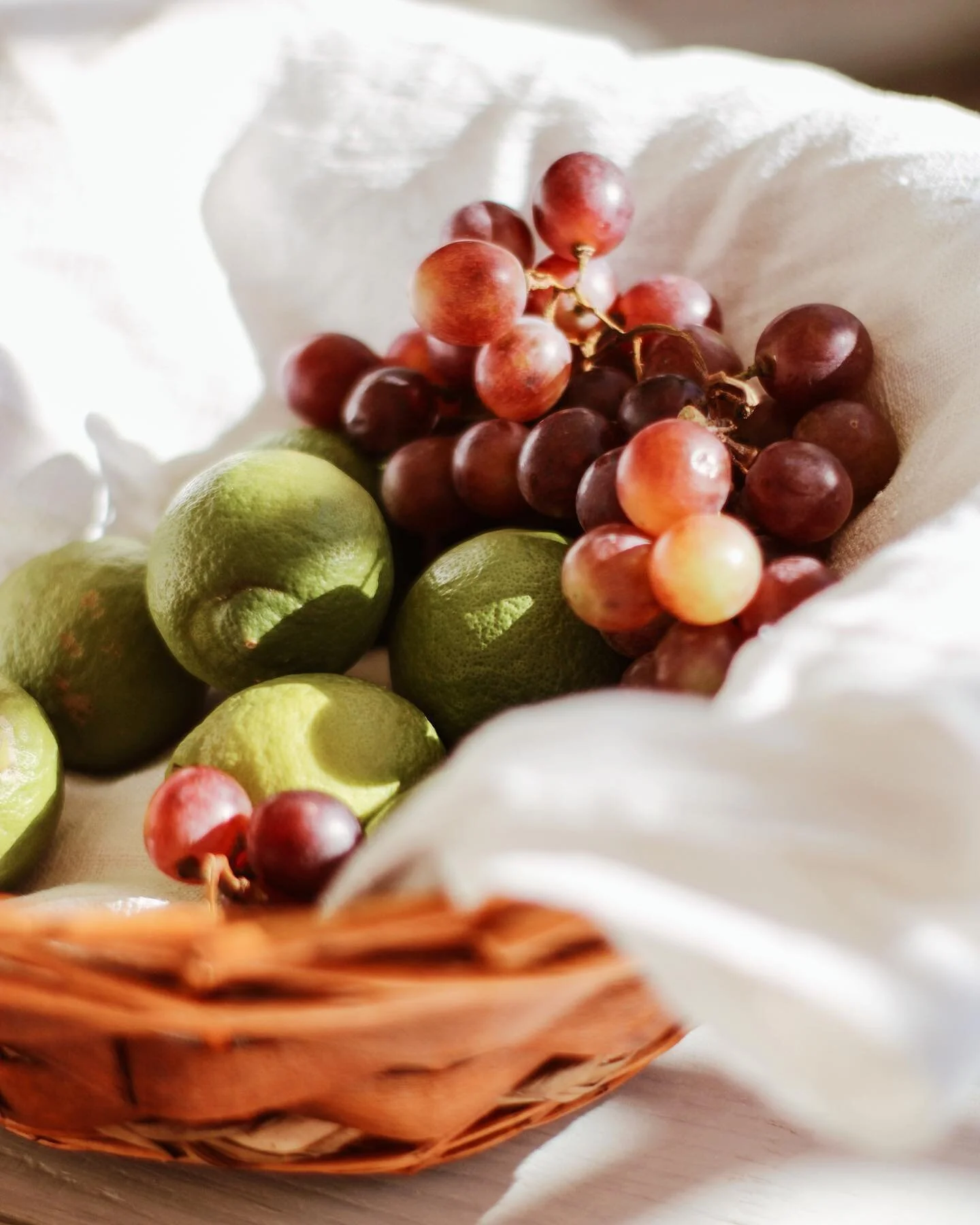 Sooo what exactly is holistic nutrition and what makes it different from just being a nutritionist? 

🌱 &ldquo;HOLISTIC NUTRITION: a special combination of modern science and time-tested wisdom based on the philosophy that each person has unique nut