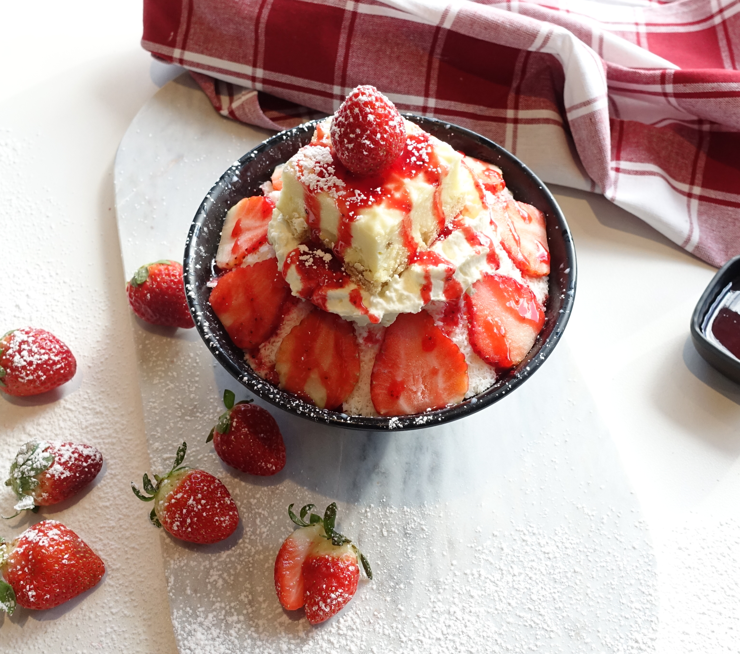 strawberry cheesecake bingsu