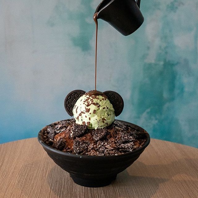 🍫MINT CHOCOLATE ANYBODY?? 🥶 🙋&zwj;♂️Specially designed for this hot summer! A hint of mint 🌱🌱chocolate syrup, drizzled on the Bingsu, topped with mint chocolate ice cream. What are you waiting for??☃️ Perfect choice to cool yourself down! Don&rs