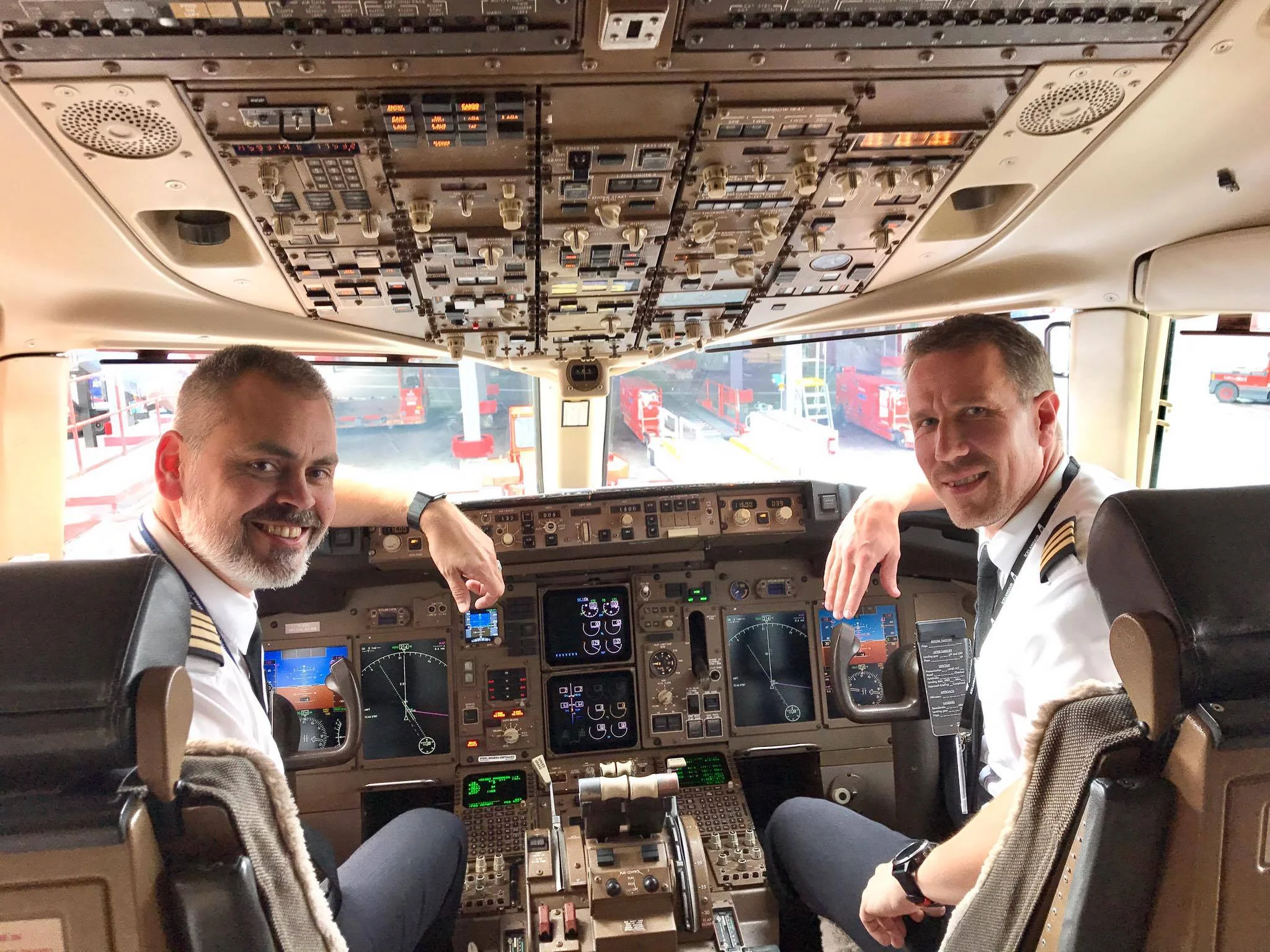 Matthías Arngrímsson og Matthías Sveinbjörnsson eru Geirfuglar í húð og hár og hafa um árabil starfað hjá Icelandair. Þá hafa þeir báðir lært og kennt hjá Geirfugli. Hér eru þeir nýlentir í Stokkhólmi á Boeing 757.