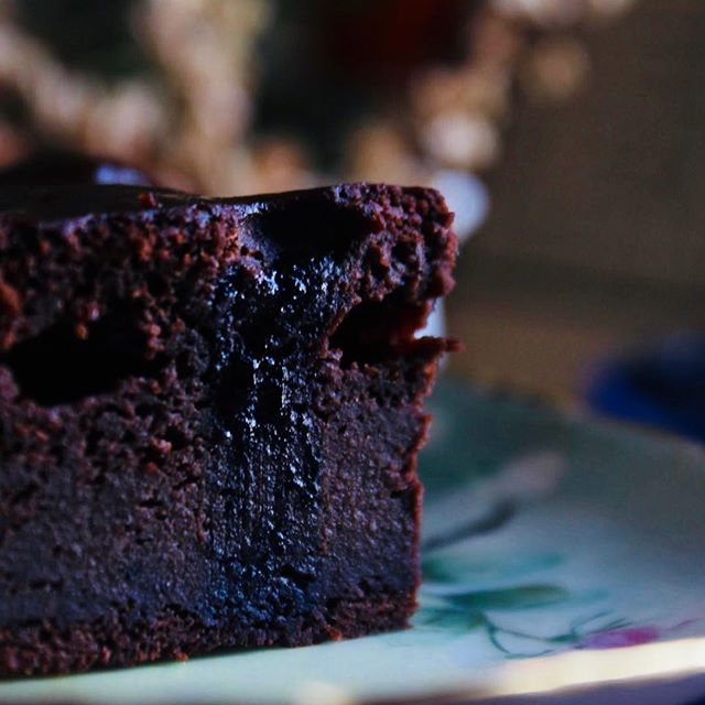 These dark purple streaks over the darkest chocolate ricotta cake remind me why I love blueberries with all my heart! #midnightcheesecake
