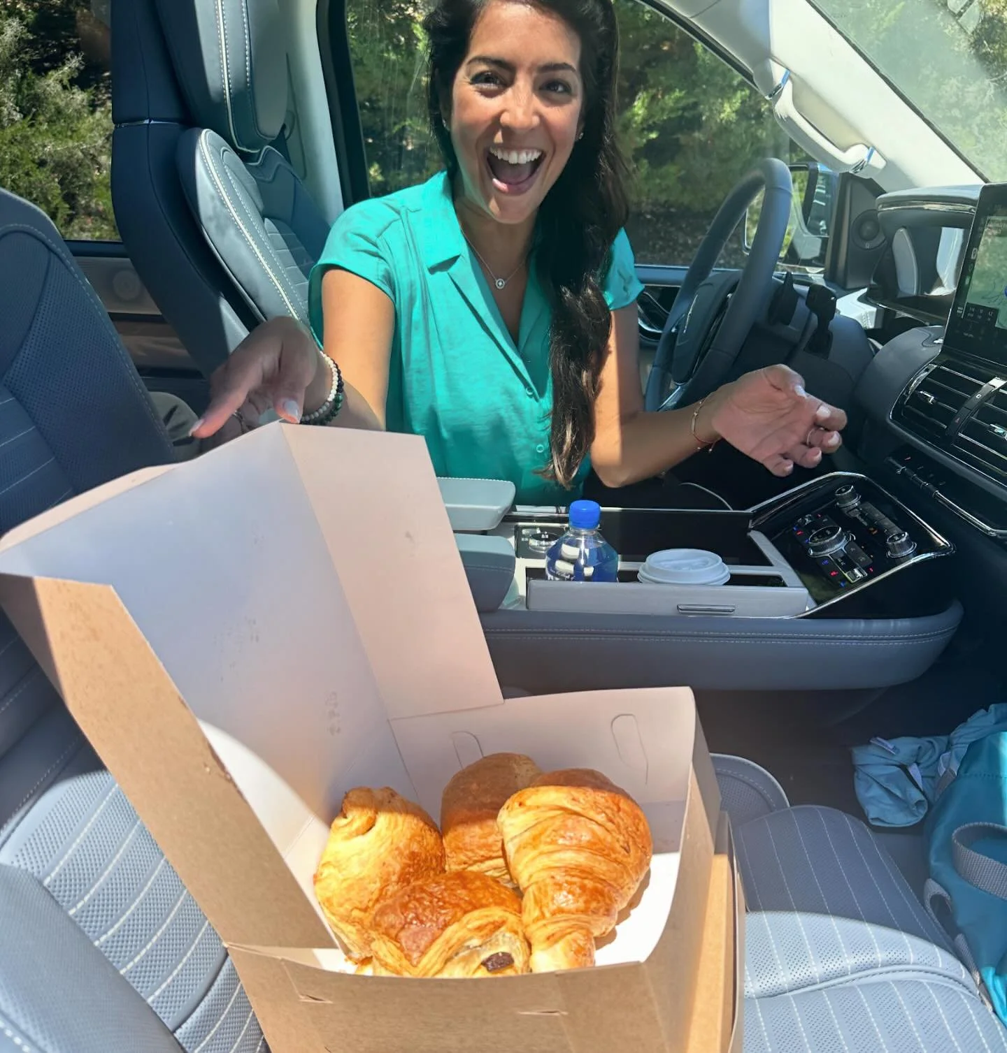 Surprise Lafayette croissants 🥐, curing motion sickness with blue water glasses, a team lunch, a BTS tour of the Gooding setup and an excellent Lincoln Navigator reveal. Great start to Pebble Beach car week! 

Next up, 👑🚙s&hellip;