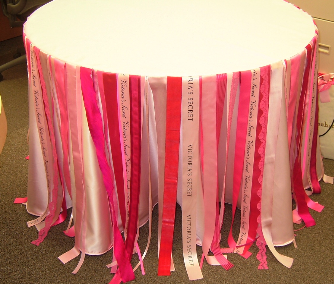 Round Topper With Ribbon Strands Tablecloth