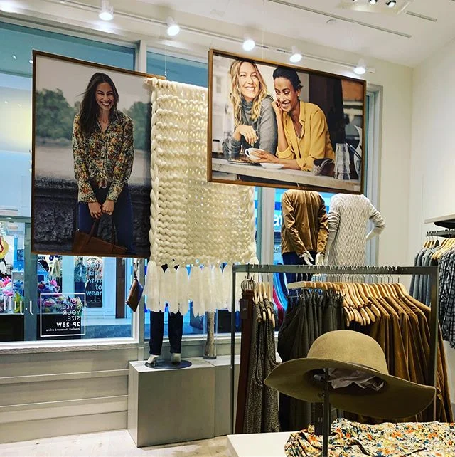 Nothing says fall like a chunky knit blanket ... handcrafted for our friends @jjillstyle. #windowdisplay #visualmerchandising #fallfeels #handmade