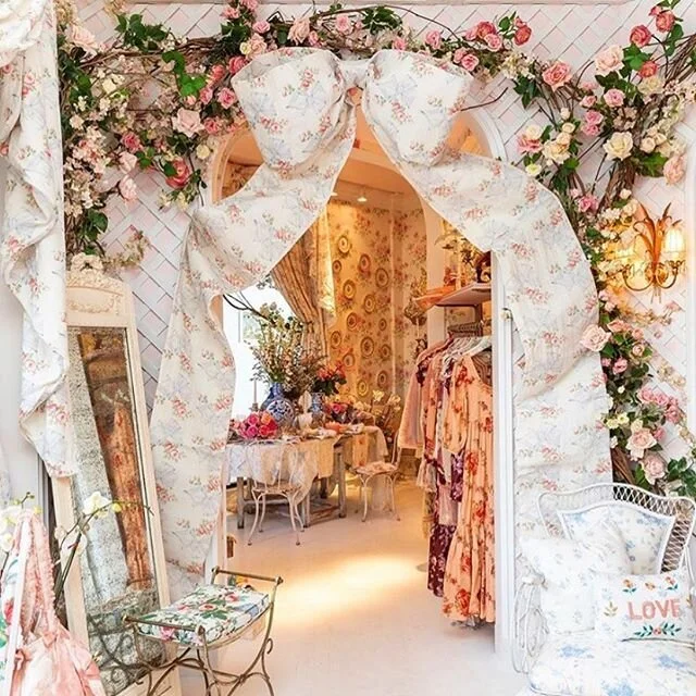 Who&rsquo;s ready for Spring? This beautiful new store in Palm Beach will put you in the mood with florals on florals on florals ... custom curtains, oversized bows, and upholstered silk walls for @loveshackfancy.  #curtains #bows #visualmerchandisin