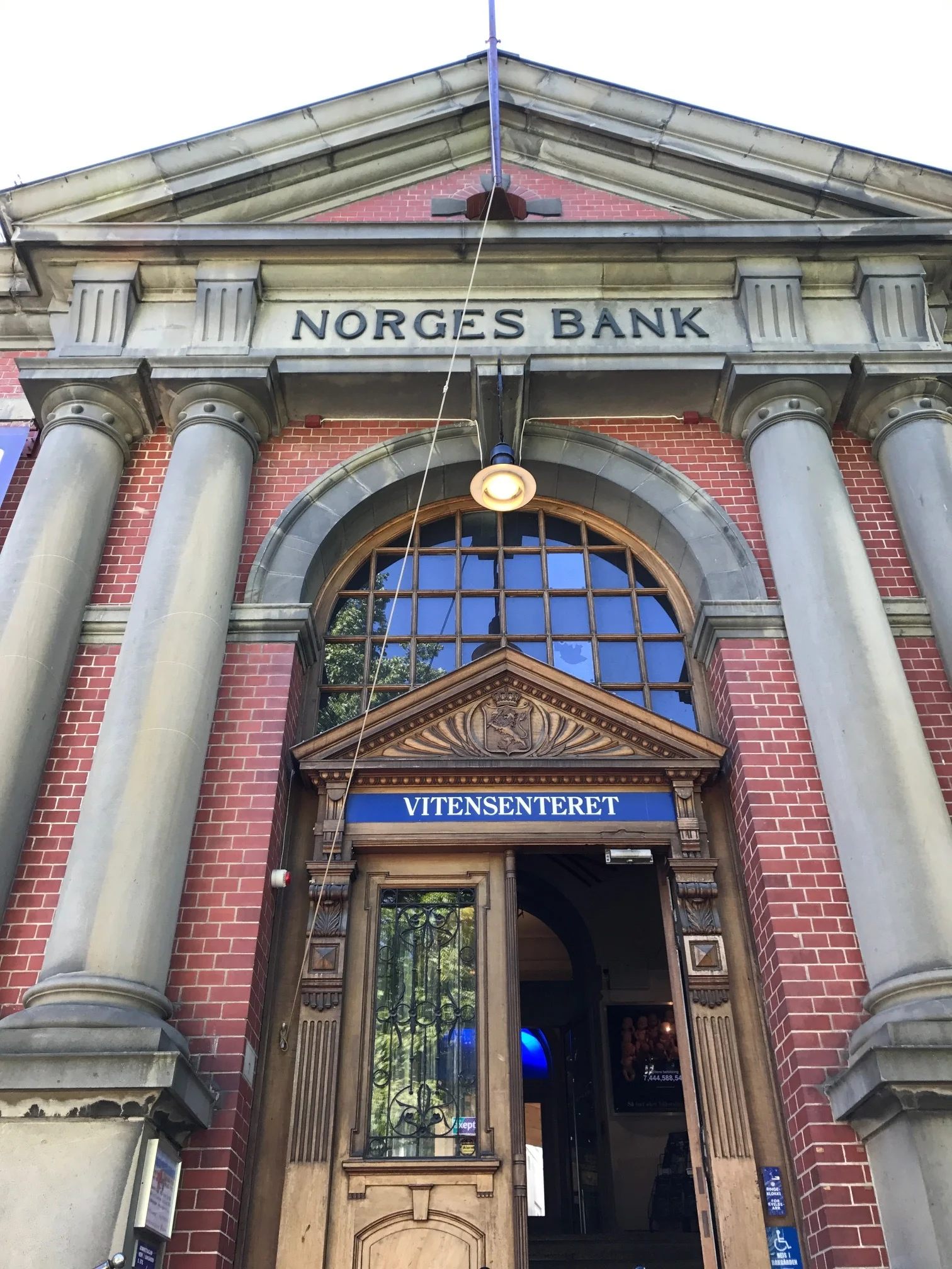 The building still says Norges Bank - although now it is the Vitensenteret- the Trondheim Science Museum