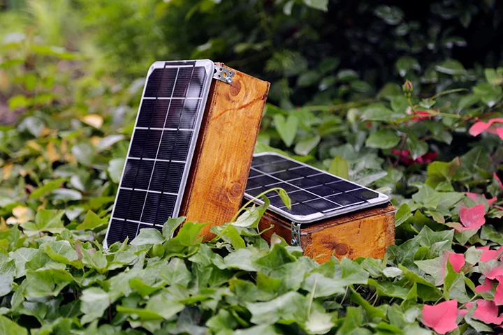  Custom-built solar speakers 