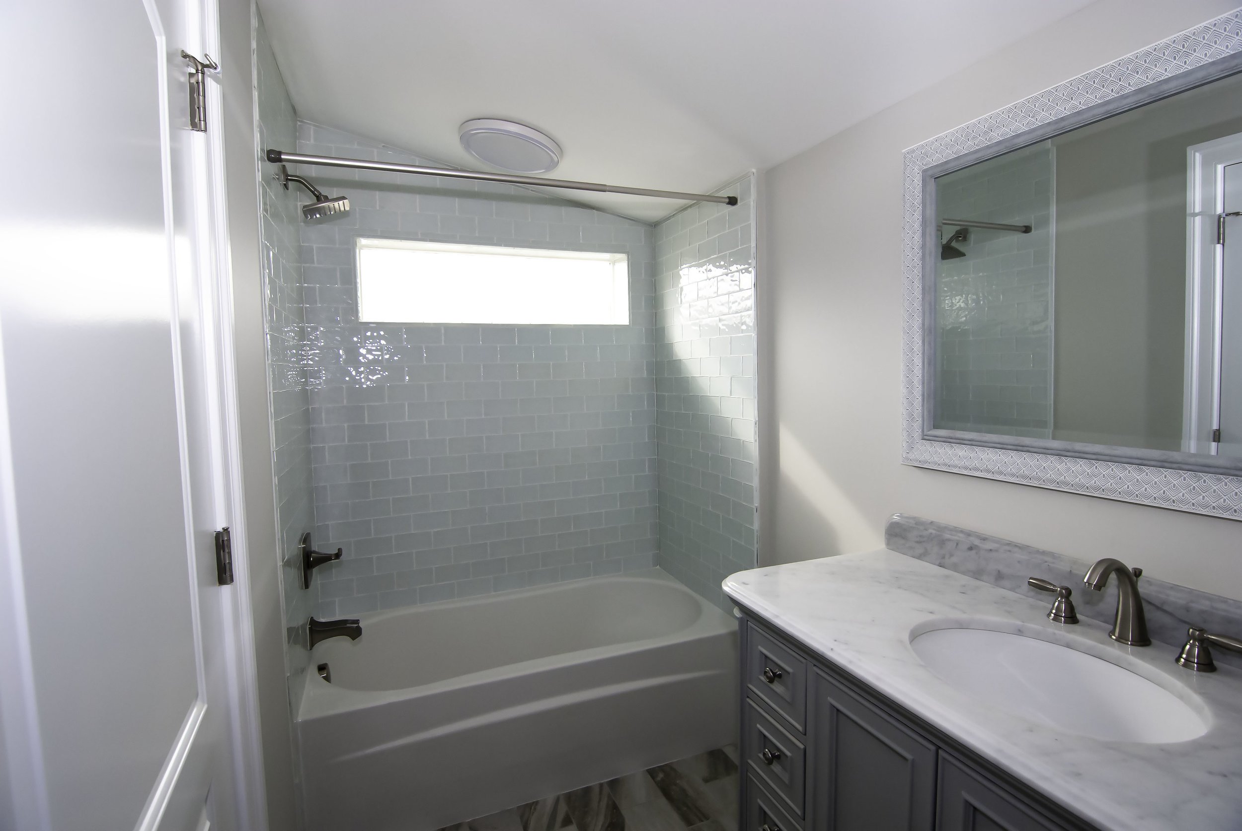 riverhouse upstairs bathroom 2.jpg