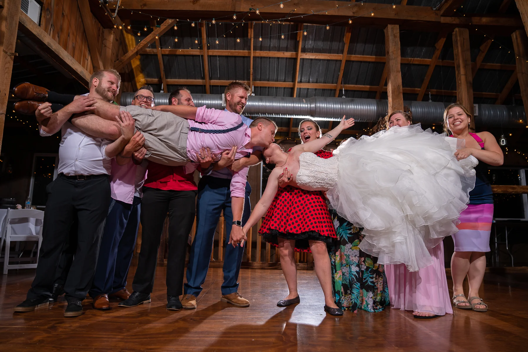 The Newlyweds ended the evening with one last kiss!