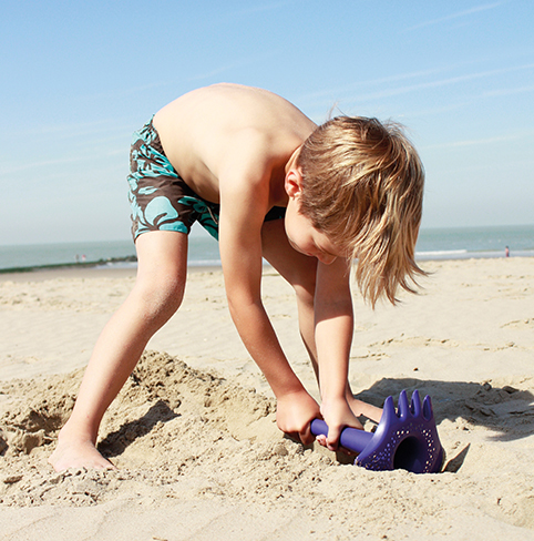 BeachRentalsStAugustineDrifters_quut_triplet digging.jpg